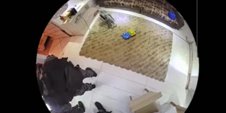 Policiais militares são flagrados invadindo e furtando objetos de dentro de uma casa, no Rio de Janeiro