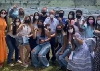 Prefeito presenteia 15 netos com carros de luxo e diz que realizou sonho