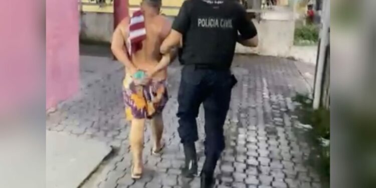 Homem é preso por importunação sexual após passar mão na bunda de uma mulher