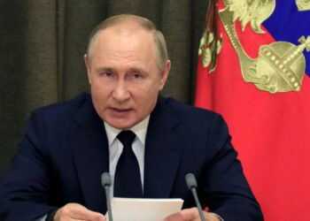 Putin manda forças nucleares entrarem ‘em alerta’ e ameaça Ocidente