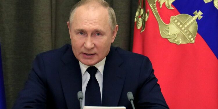 Putin manda forças nucleares entrarem ‘em alerta’ e ameaça Ocidente