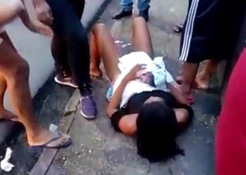 Vídeo: mulher a caminho da maternidade dà à luz no meio da rua em Manaus