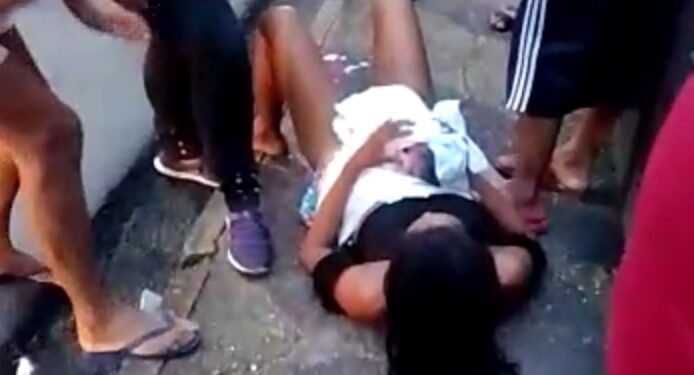 Vídeo: mulher a caminho da maternidade dà à luz no meio da rua em Manaus