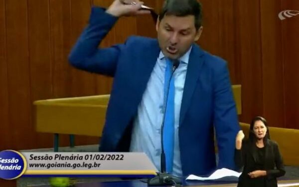VÍDEO: Vereador mostra arma e pede para apanhar de cinto dentro de plenário
