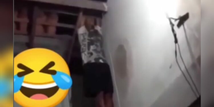 VÍDEO: Ladrão fica pendurado pela cabeça em telhado ao tentar invadir casa