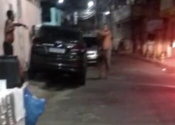 VÍDEO: Homem leva chifre e se vinga dando terçadadas em ‘Ricardão’