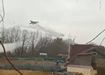 VÍDEO: Rússia lança mísseis em área residencial da Ucrânia e família com criança se desespera