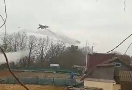 VÍDEO: Rússia lança mísseis em área residencial da Ucrânia e família com criança se desespera