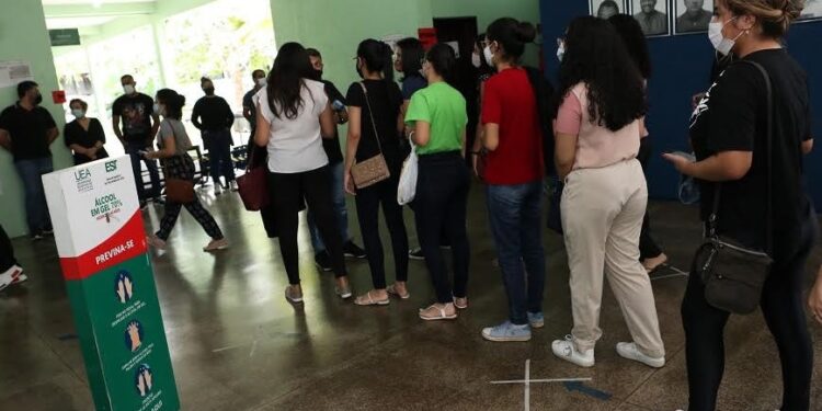 Candidatos iniciam disputa por 2.321 vagas do Vestibular da UEA