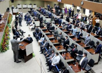 Brigando por reajuste do Cotão, vereadores de Manaus voltam das férias para defender os próprios interesses