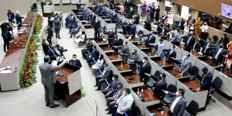 Brigando por reajuste do Cotão, vereadores de Manaus voltam das férias para defender os próprios interesses