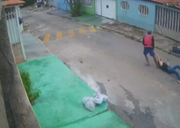 Mulher é arrastada na rua de casa por assaltante após resistir a assalto: “psicológico abalado”