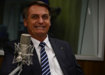 Em baixa nas pesquisas, Bolsonaro quer aumentar o vale-gás