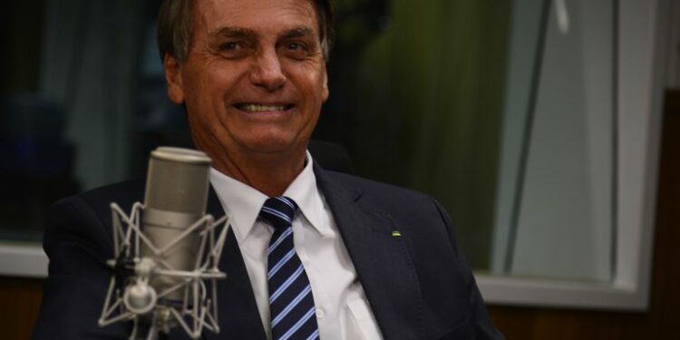 Em baixa nas pesquisas, Bolsonaro quer aumentar o vale-gás