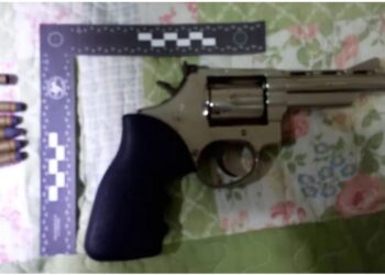 Mulher atira em marido após ele se negar a mostrar mensagens do celular