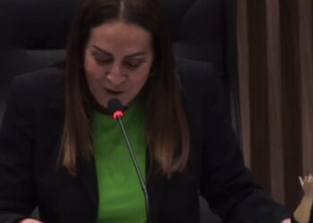 Vídeo: vereadora Gloria Carrate vira meme e cria nova língua ao tentar falar em inglês na CMM