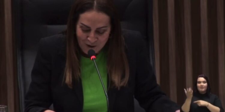 Vídeo: vereadora Gloria Carrate vira meme e cria nova língua ao tentar falar em inglês na CMM