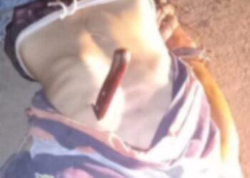 Cadáver é encontrado com faca cravada no peito em ramal da Zona Leste