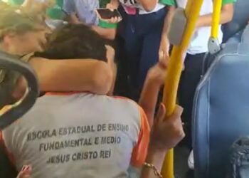 Estudantes vão para a porrada dentro de ônibus e colegas incentivam brutalidade; veja