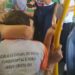 Estudantes vão para a porrada dentro de ônibus e colegas incentivam brutalidade; veja