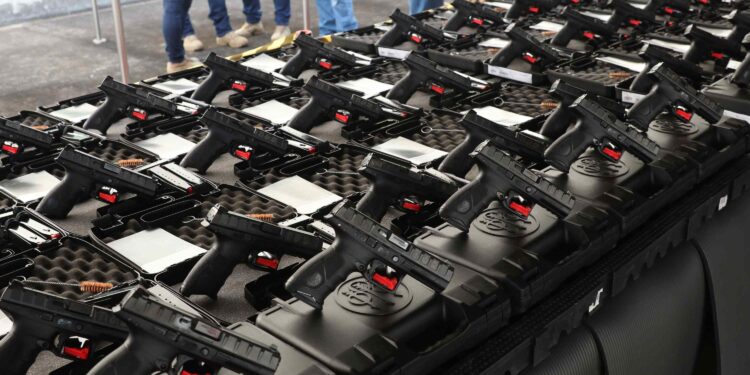 Polícia do Amazonas recebe mais de 3,8 mil armas novas para combater o crime no Estado