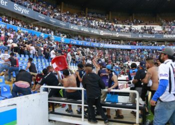 Briga entre torcidas deixa mortos e feridos, no México; Veja imagens