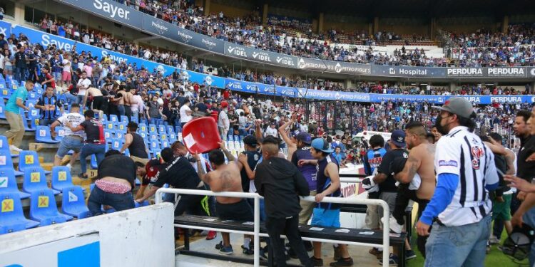 Briga entre torcidas deixa mortos e feridos, no México; Veja imagens