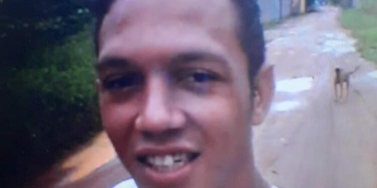 Família procura por jovem que desapareceu após sair de casa em Iranduba