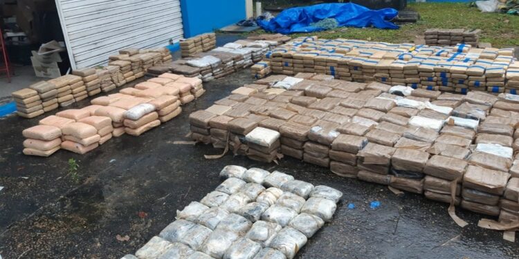 Mais de 1 tonelada de drogas são apreendidas em embarcação no rio Negro pela PF