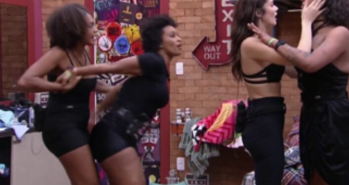 Veja: possuída pela cachaça, Natália arma barraco e chama Linn para porrada no BBB