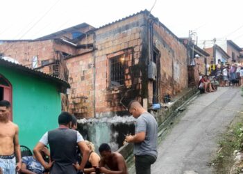 Homem é morto com mais de 10 tiros na porta de casa em Manaus