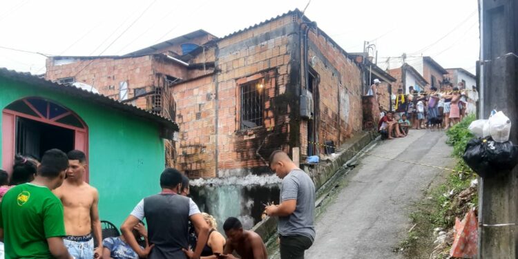 Homem é morto com mais de 10 tiros na porta de casa em Manaus