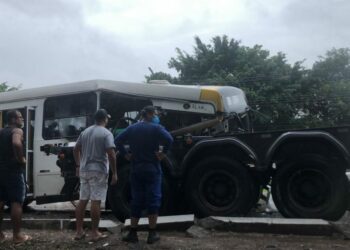 Acidente entre ônibus e carreta deixa mais de 10 feridos no Distrito Industrial; Veja imagens