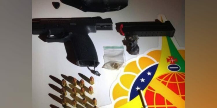 Jovem furta arma de pai policial e é preso cometendo assaltos