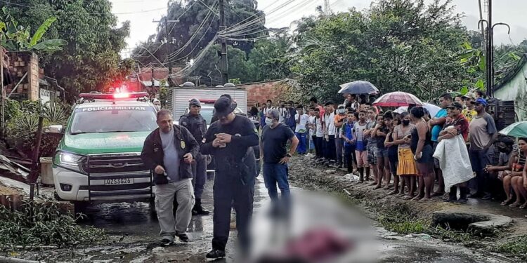 Queima de arquivo? Vendedor de bombom é executado a tiros durante chuva, no Puraquequara