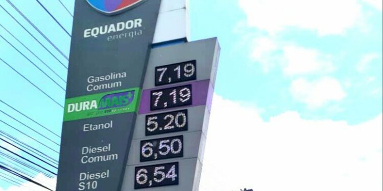 Postos de combustíveis de Manaus já cobram R$ 7,19 por litro da gasolina