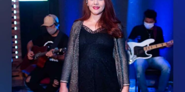 Cantora amazonense internada há 432 dias por complicações da Covid-19 recebe alta