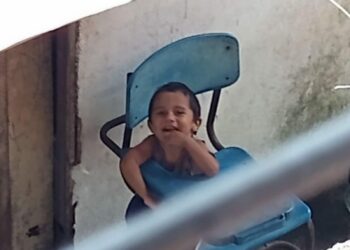 “Eu estava estressada”, diz mãe que espancou filho de 2 anos após ele quebrar a maquiagem dela