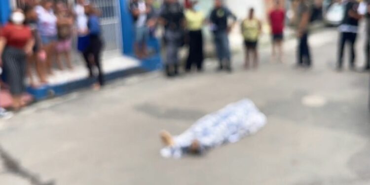 Jovem é executado à luz do dia no bairro Compensa