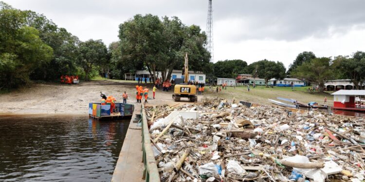 Prefeitura entrega coletor flutuante na zona rural de Manaus