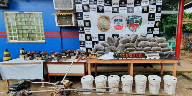 Trio é preso com 51 quilos de drogas, armas e material de embalo no AM
