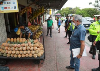 Prefeitura realiza ação para desobstruir calçadas na zona Oeste de Manaus