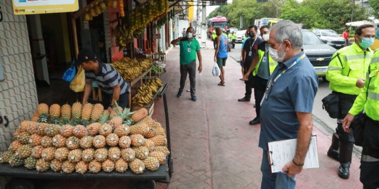 Prefeitura realiza ação para desobstruir calçadas na zona Oeste de Manaus