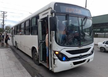 Prefeitura apreende ônibus clandestino que realizava transporte irregular de passageiros