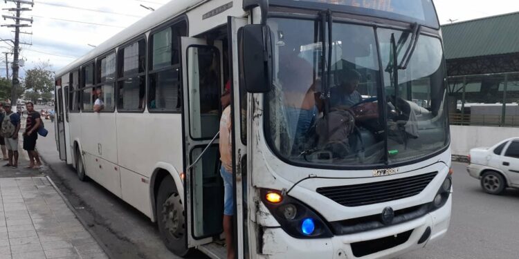 Prefeitura apreende ônibus clandestino que realizava transporte irregular de passageiros