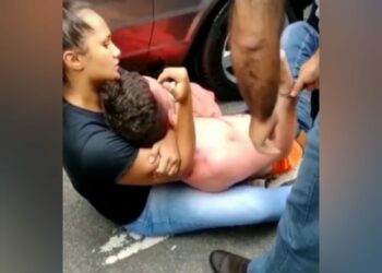 Vídeo: Mulher imobiliza ladrão com “mata-leão” após ele roubar o celular dela, no Centro de Manaus