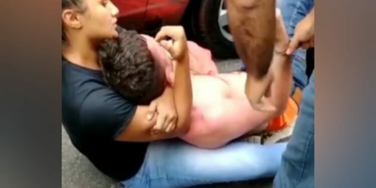 Vídeo: Mulher imobiliza ladrão com “mata-leão” após ele roubar o celular dela, no Centro de Manaus