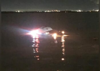 Ambulância com recém-nascido cai em rio no momento que vinha para Manaus