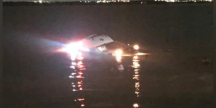 Ambulância com recém-nascido cai em rio no momento que vinha para Manaus