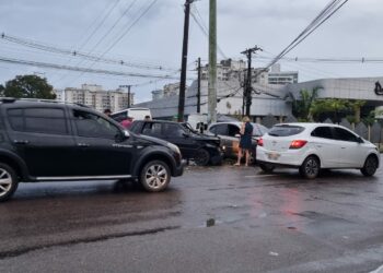 Colisão entre carros deixa feridos na Ponta Negra durante forte chuva